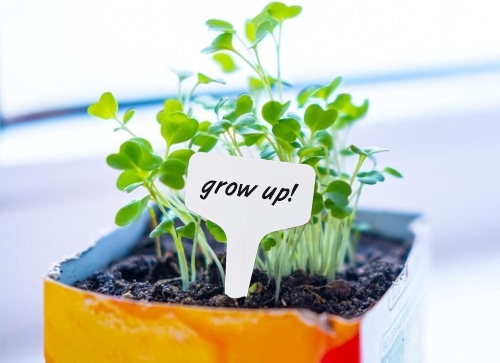 KINGLAKE Plant Labels and Pen for Outdoor Plants, 100Pcs Plant Markers Labels Plastic White Garden Plant Tags for Seed, Herb, Seedling, Vegetables, Flower, Potted Plant, 6x10cm, T-Type