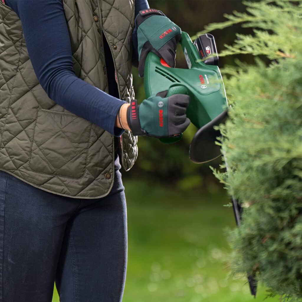 Bosch Home and Garden Cordless Hedge Cutter EasyHedgeCut 18V-44-11 (1x 2.0 Ah Battery; 18 Volt System; Blade Length 44 cm; for Trimming Smaller Hedges; in Carton Packaging)