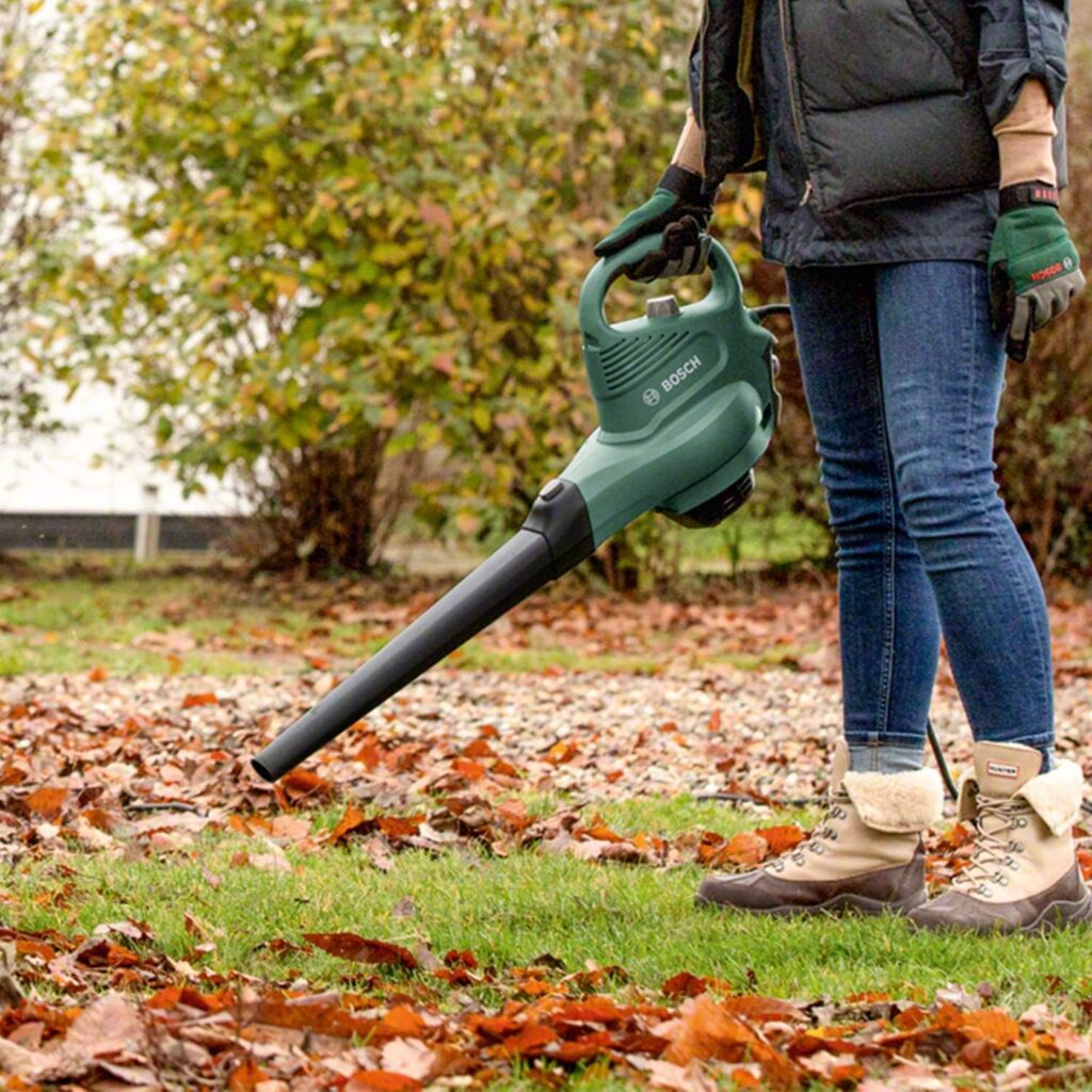 Bosch Home and Garden Electric Leaf Blower and Vacuum UniversalGardenTidy 3000 (3000 W, collection bag 50 l,variable speed,for blowing, vacuuming shredding leaves, Weight: 4.7 kg, in carton packaging)